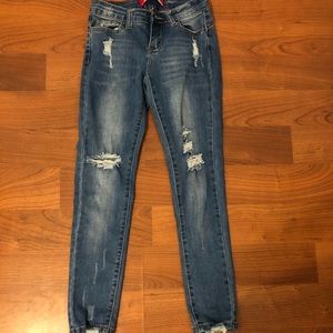 Double zero ripped jeans